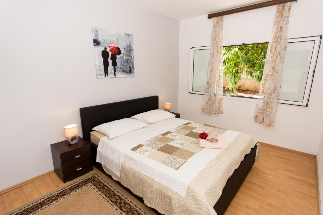 Apartments By The Sea Slatine, Ciovo - 1126 特罗吉尔 外观 照片